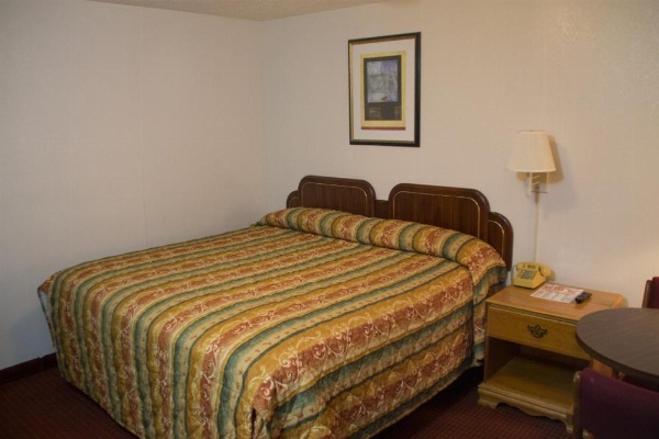 Tazewell Motor Lodge image 35