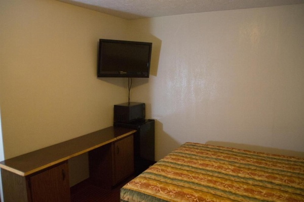Tazewell Motor Lodge image 6